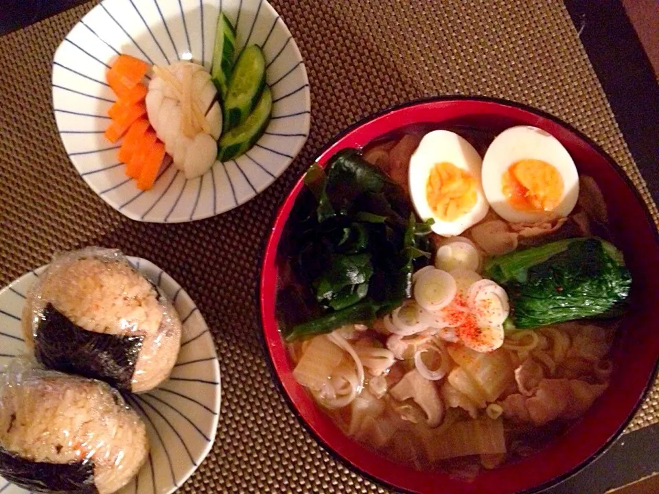 稲庭うどん、鶏の 炊き込みご飯おにぎり、浅漬け|ayumiさん