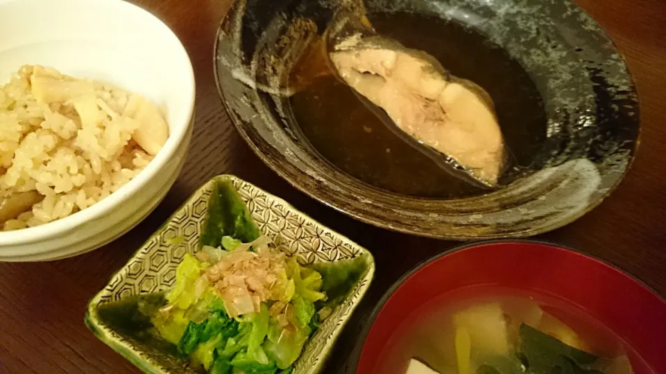 Snapdishの料理写真:筍と茸の炊き込みご飯、鰈の煮付け、お味噌汁、白菜のお浸し|アンジェさん