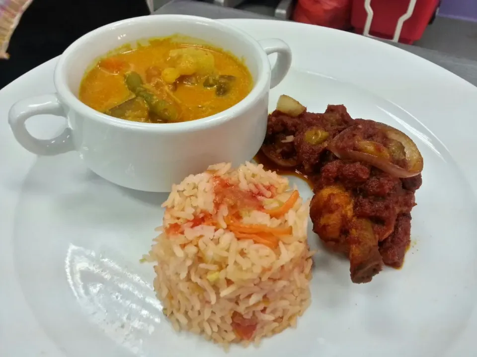 Tomato rice with spicy chicken and Dhal gravy.|Chef AJさん