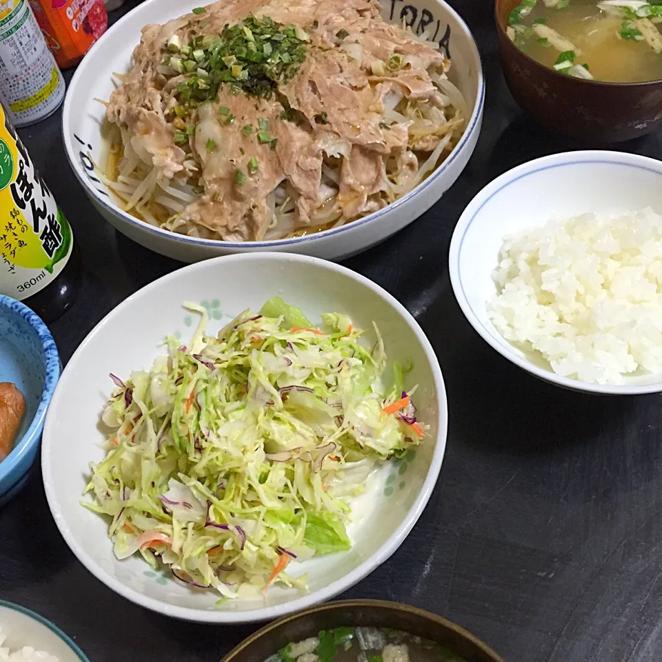 今日の晩ご飯は、豚肉ともやしの酒蒸しポン酢がけ、コールスローサラダ、ウインナー、味噌汁。|ゆえさん