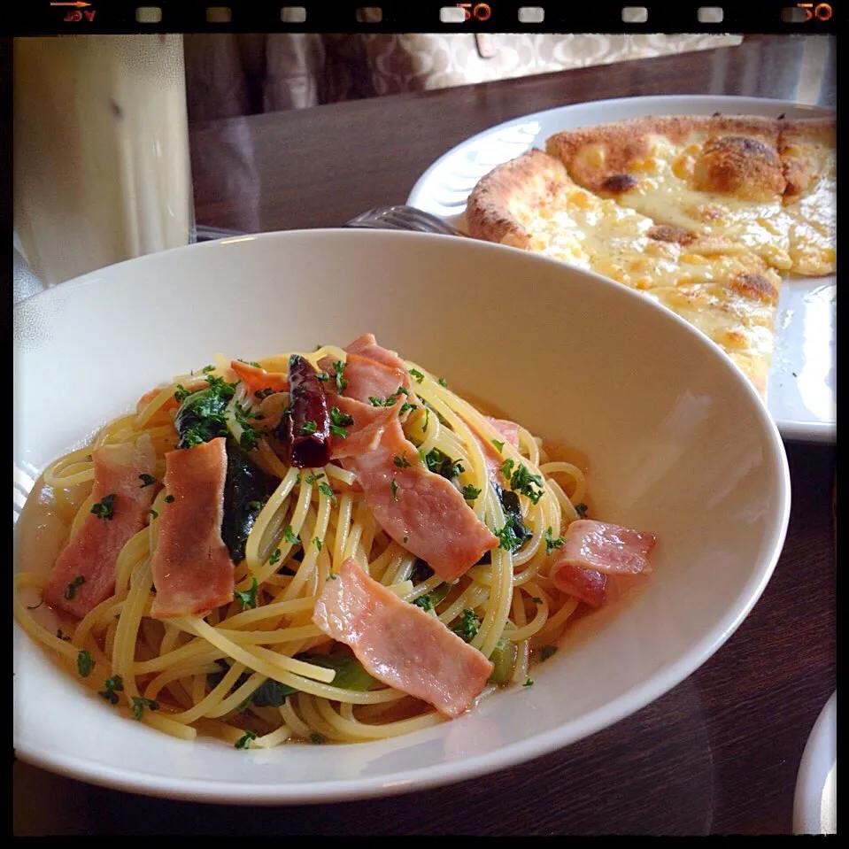 ベーコンと菜の花のパスタ&4種のチーズ🍕|ロック♪さん