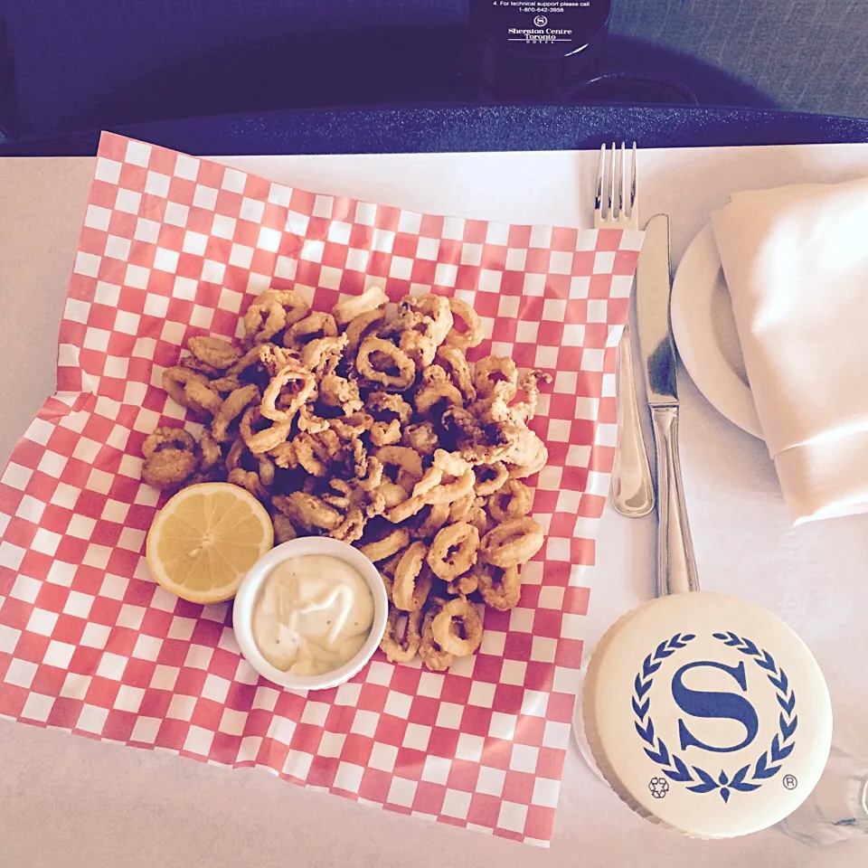 Snapdishの料理写真:Crispy calamari w/ garlic aioli|Milka Papricaさん