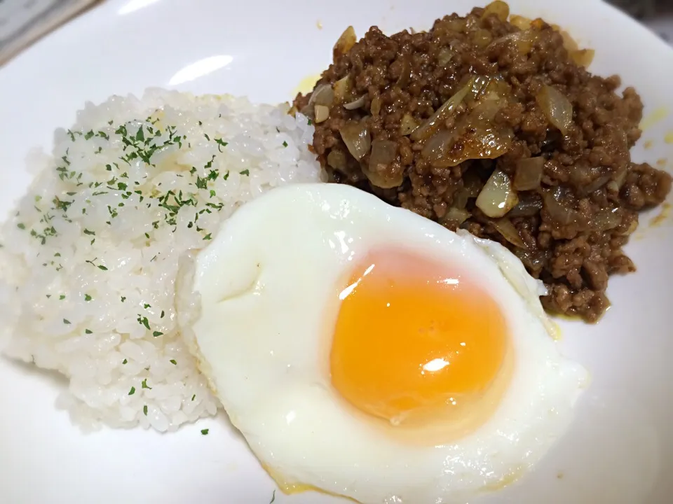 久々に自炊しました😂シンプルにドライカレー。|もえさん