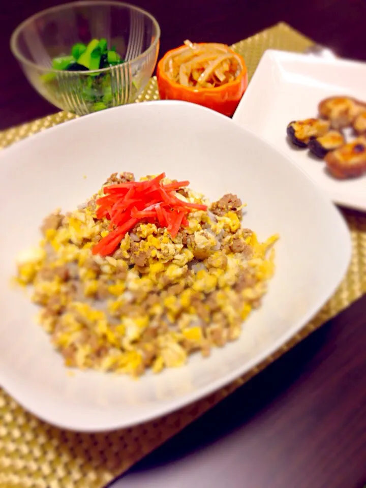 今日の晩御飯／そぼろ丼/小松菜のみかんドレッシング和え/大根の皮のきんぴら/椎茸のガーリックマヨ焼き|BabyRIKAさん