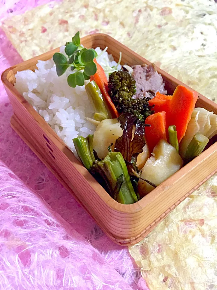 豚肉のかたまりと野菜のローズマリー風味焼き。しっかりめの塩とハーブの風味が爽やかお弁当。|Kumi_loveさん