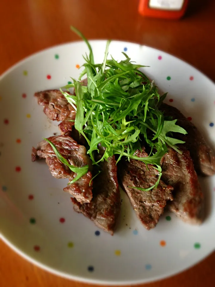 牛肉をステーキシーズニングで焼くだけ😁|タロボーイさん