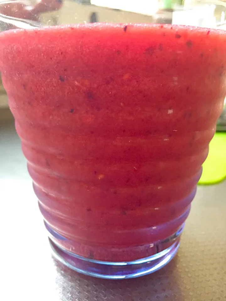 Today's smoothie; mixed frozen berries and tangerine, lemon juice and water|YDKOさん