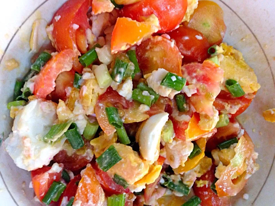 Salted eggs with tomatoes and spring onions salad.|jans floraさん