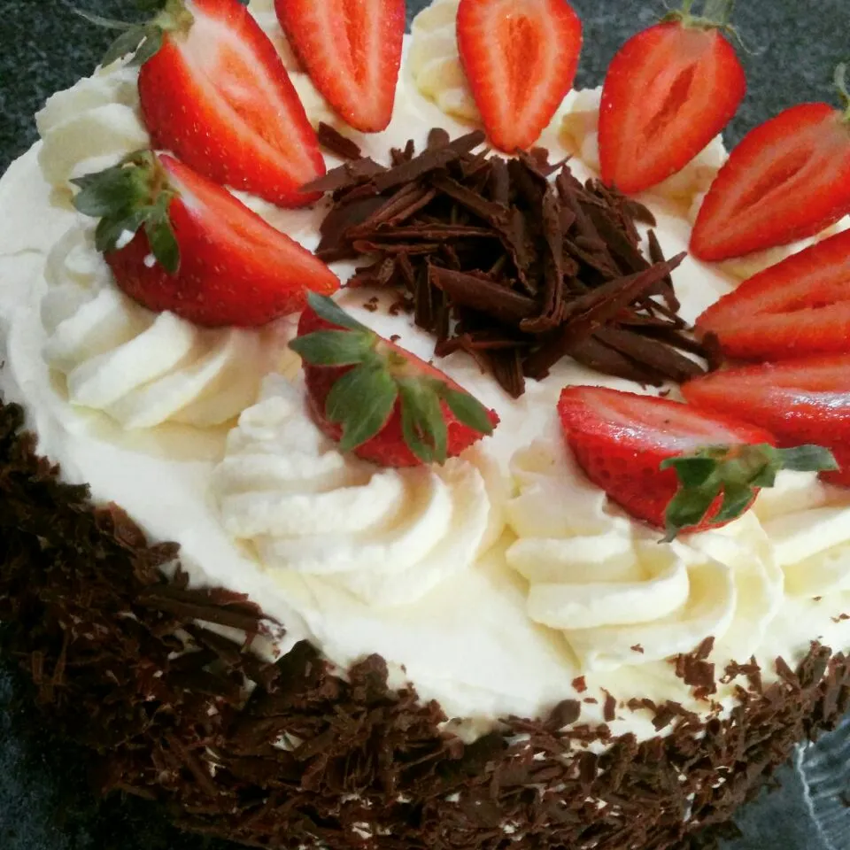 Chocolate Sponge cake with strawberries, cream and dark chocolate 💞💜|Samantha Hoppoさん