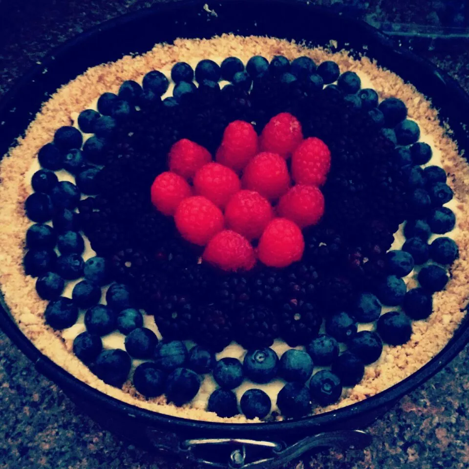 New York cheesecake with berries 👌💓|Samantha Hoppoさん