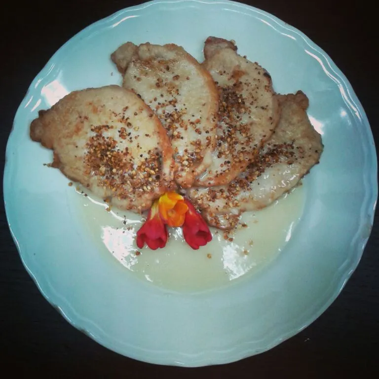 Snapdishの料理写真:Scaloppine di maiale in salsa di mele e trito di nocciole|roberta geaさん