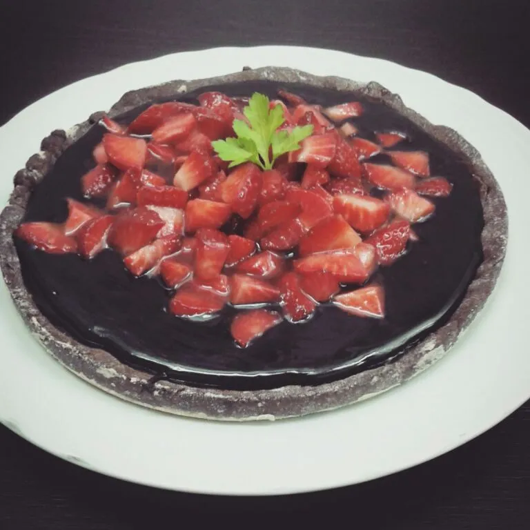 Dark chocolate tart with fresh strawberries|roberta geaさん