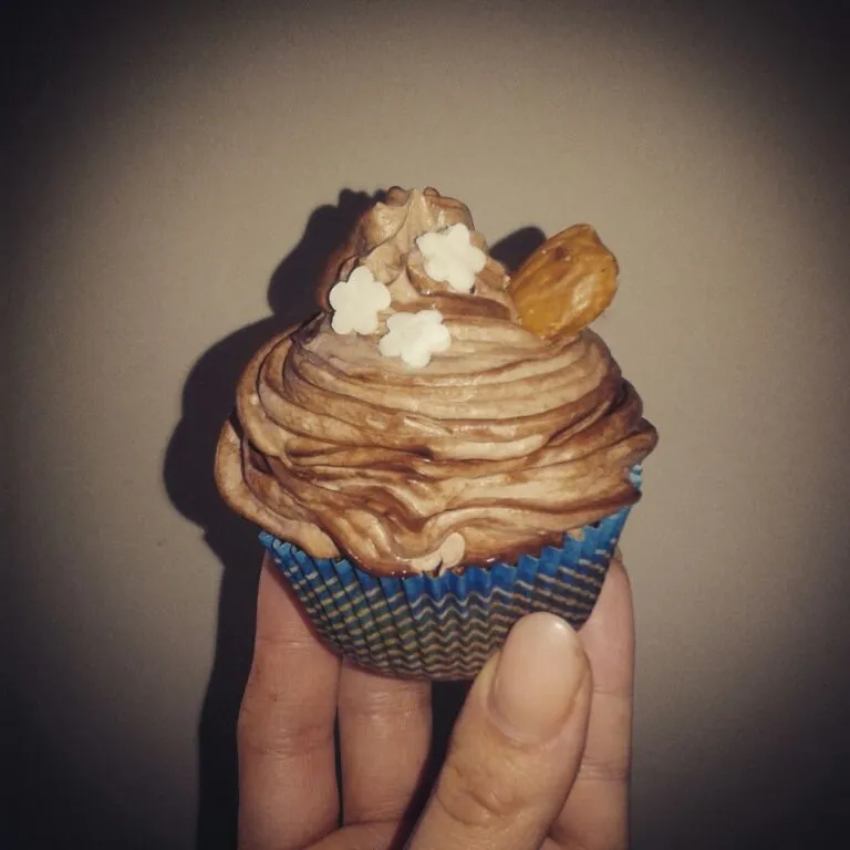 Almond cupcake with chocolate cheese frosting|roberta geaさん