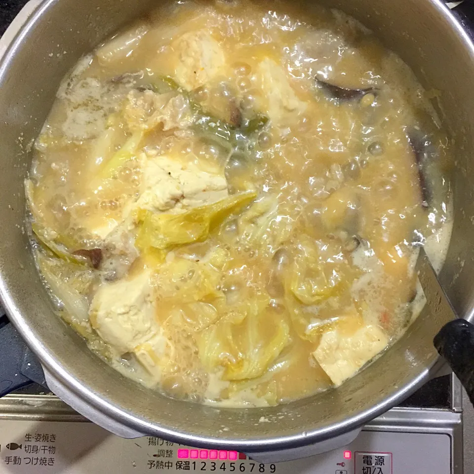 牡蠣の味噌鍋（子供のために豚肉入りw|dashi menjiroさん