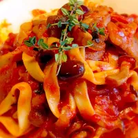 Tagliatelle all'Amatriciana con timo e olive bere