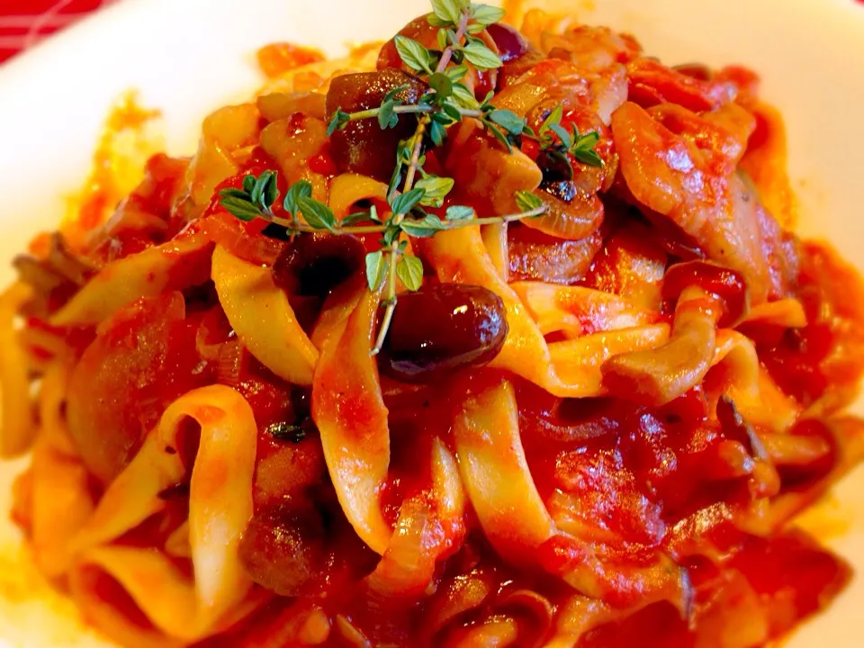 Tagliatelle all'Amatriciana con timo e olive bere|Fabio  Palmieriさん