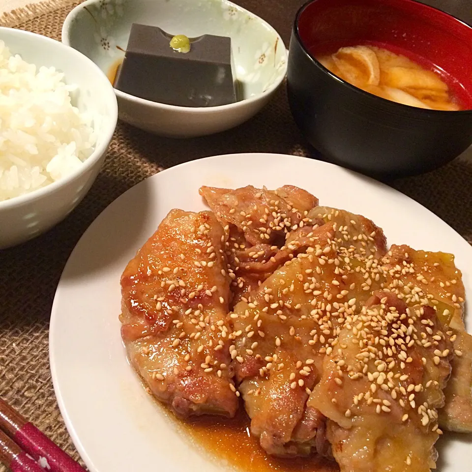 Snapdishの料理写真:大根の豚バラ巻き/ごま豆腐/長ネギとおあげさんの味噌汁|ゆきてぃさん