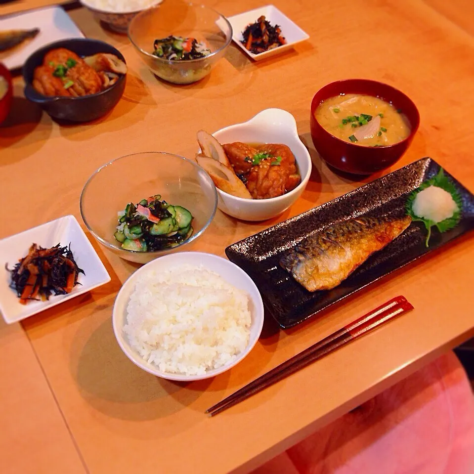 鯖の塩焼き、魚河岸揚げと竹輪の煮物、胡瓜とワカメの酢の物、ひじきの煮物、新玉ねぎと油揚げの味噌汁|はるさん