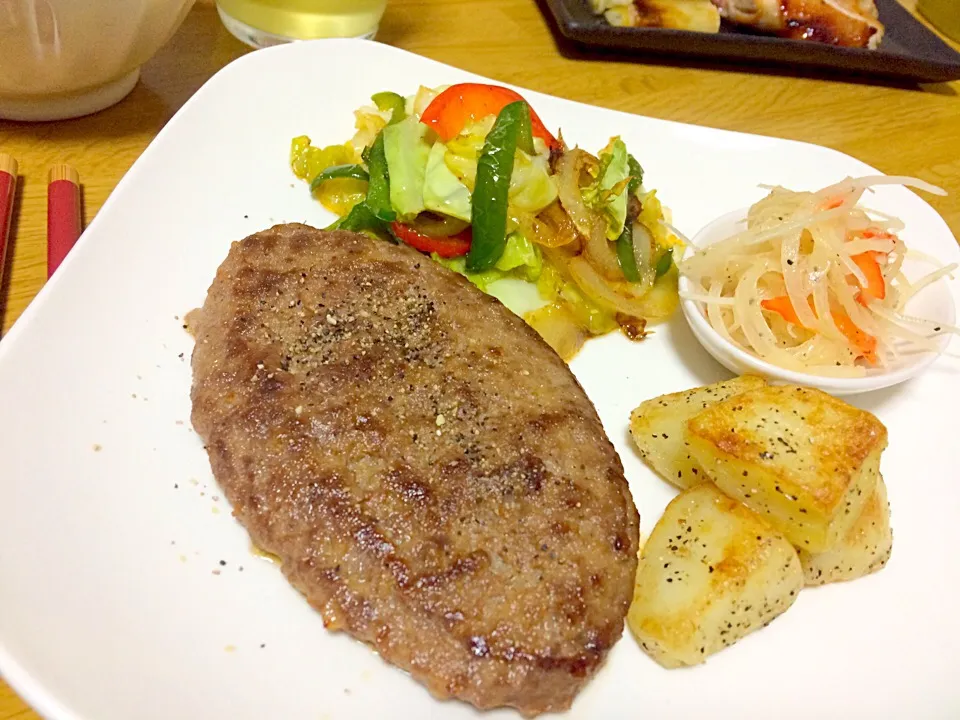 Snapdishの料理写真:ウエムラのステーキハンバーグ＊|ゆいさん