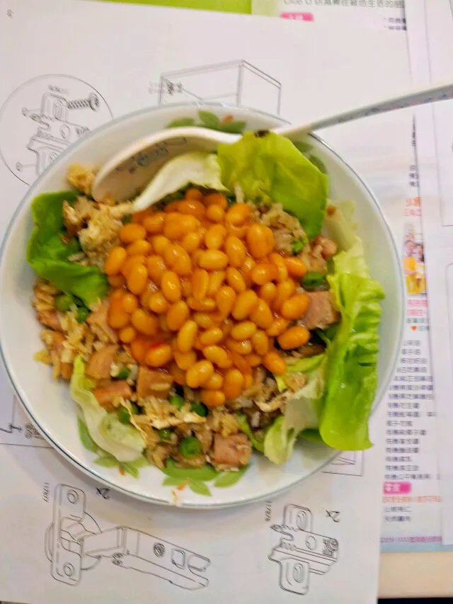 Multi-ingredient fried rice with baked beans on top and butterhead lettuce at the bottom #goodness #fulfilling #gratifying|Jeanieさん