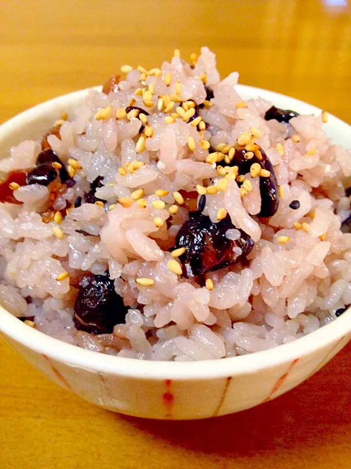 Snapdishの料理写真:炒り黒豆ご飯🍚桜🌸色|まいりさん