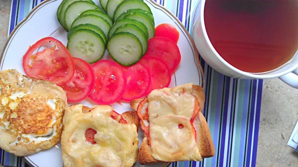 Eggs, tomato cheese bread, cucumber to breakfast like a king|Team237さん