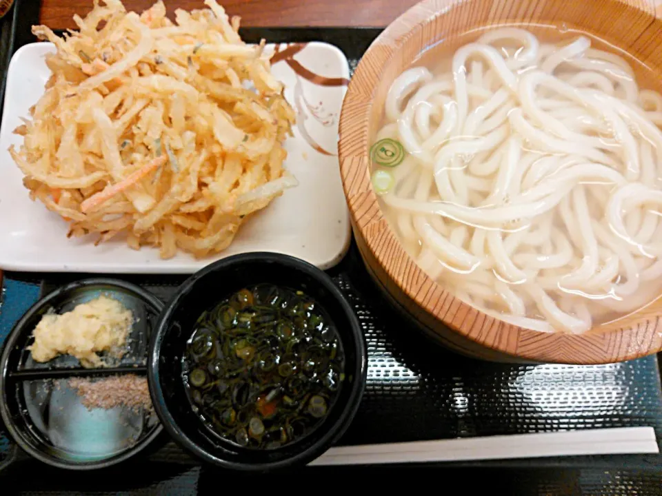 Snapdishの料理写真:釜揚げうどんと野菜のかき揚げ　@丸亀製麺|裕子さん