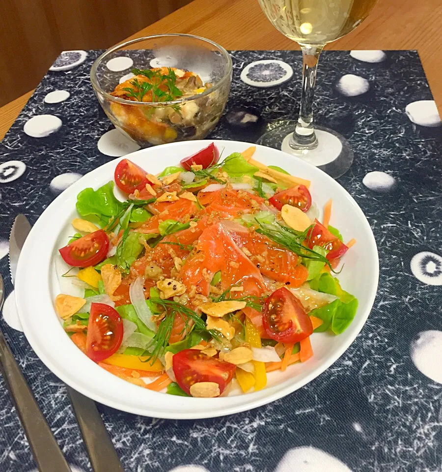 Snapdishの料理写真:Sashimi salmon salad and eggplant and mushroom gratin|Kumigarさん