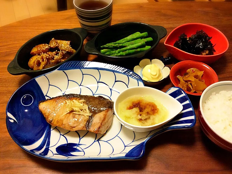 天然ぶりの塩焼き&大根おろし、薩摩芋と蓮根のデパ地下風、茹でアスパラ、韓国海苔トッピング納豆 2015.3.22|キラ姫さん