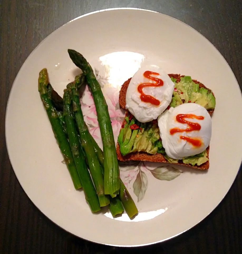 Snapdishの料理写真:Poached eggs, steamed asparagus and avocado toast w sriracha|sarah wagsさん