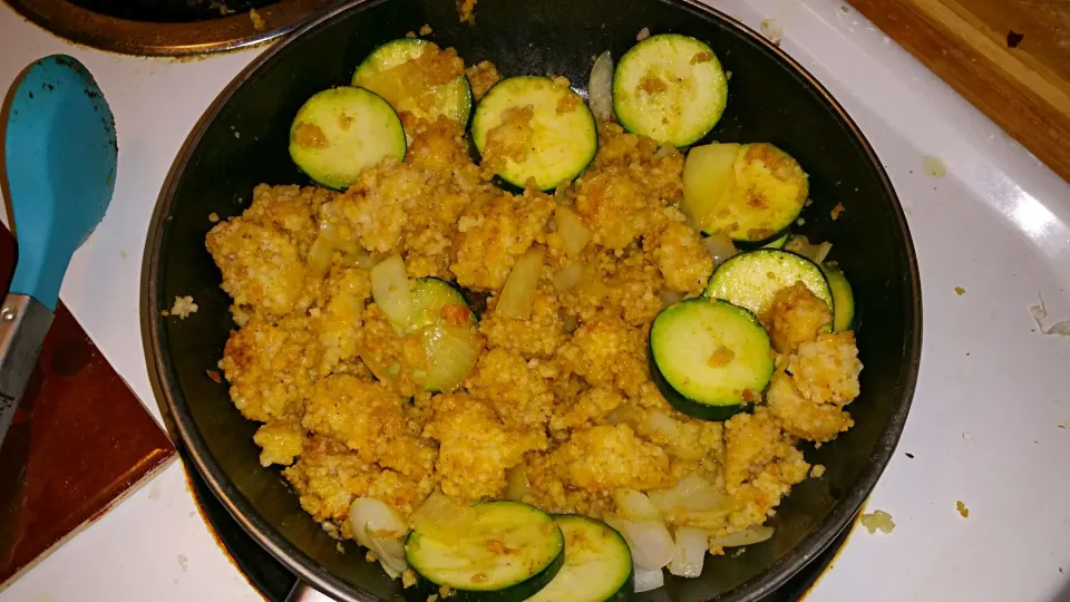 zucchini stir fry. a way to clean out your fridge by using what's there. couscous, zucchini, onion, a little curry spice, pepper, red pepper, soy sauce #stirfry|Kellea Tibbsさん