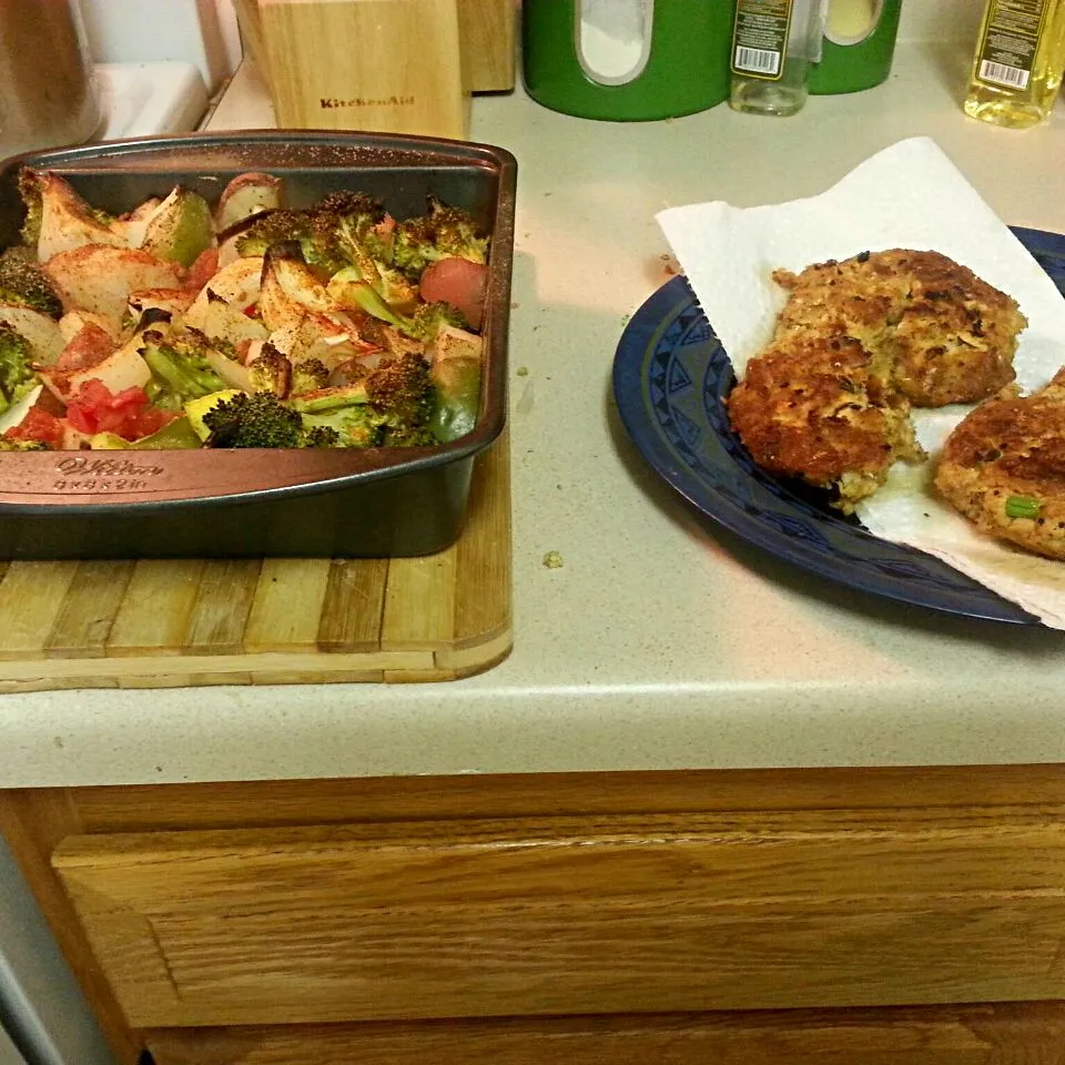 Salmon Cakes and Roasted Vegetables. love this meal! #Vegetables #Salmon #Seafood|Kellea Tibbsさん