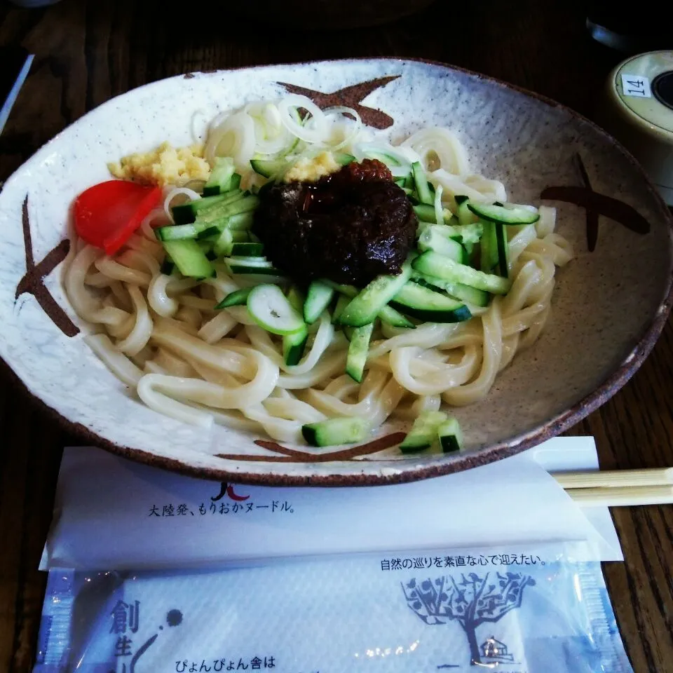 ぴょんぴょん舎のジャージャー麺、594円。|東京ライオンズさん