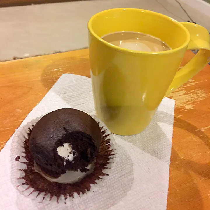 Chocolate with marshmallow filled cupcake|Jasmineさん