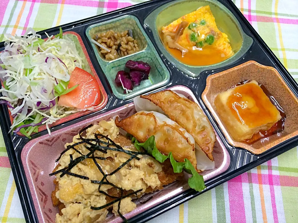 Snapdishの料理写真:カツ煮 日替わり弁当 豊川市宅配|Naokazu Kuritaさん