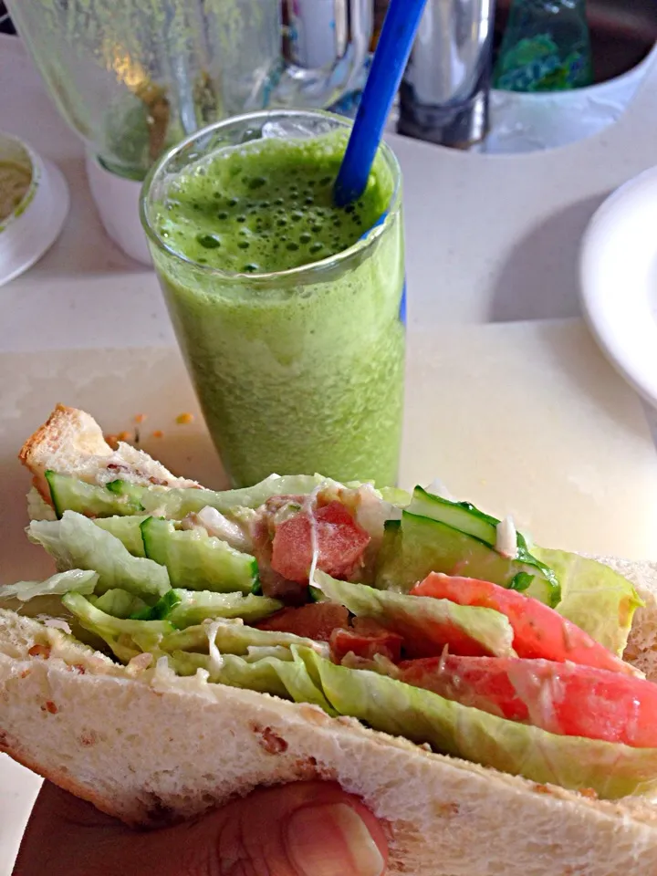 My Breakfast today ' green smoothie & tuna sandwich|viviさん