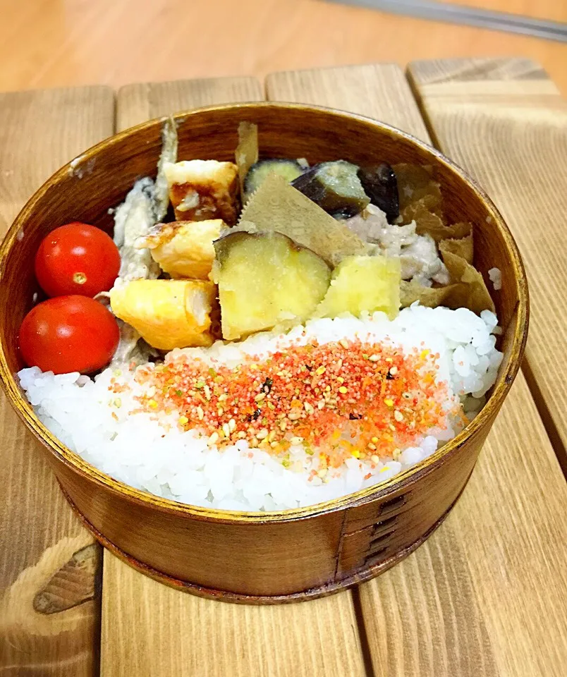 豚と茄子の味噌炒め。サツマイモの甘煮。卵焼き。ごぼうサラダ。トマト。|Reina Reinaさん