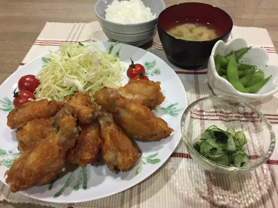 Snapdishの料理写真:22日晩ご飯〜手羽元から揚げ・キュウリとワカメ酢の物・枝豆・ニラとしめじ味噌汁|まーままさん