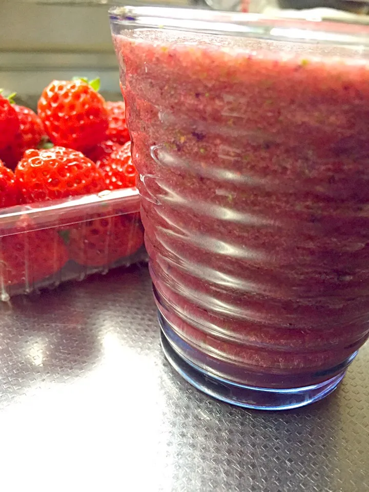 Today's smoothie; chopped carrots, fresh strawberries, frozen blueberries, celery leaves, lemon juice, water.|YDKOさん