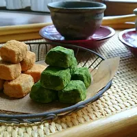 Snapdishの料理写真:すずらんさんのさくほろ☆きなこクッキー♫きな粉＆抹茶きな粉で(*^^*)