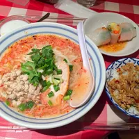 タイ料理のレストランでトムヤムクンヌードルとガパオご飯|mimiwwaさん