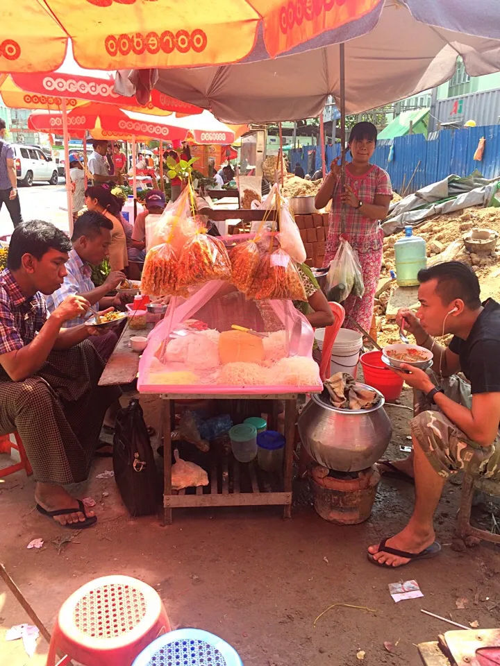 Noodle restaurant beside the road in Yangon|jirawanさん