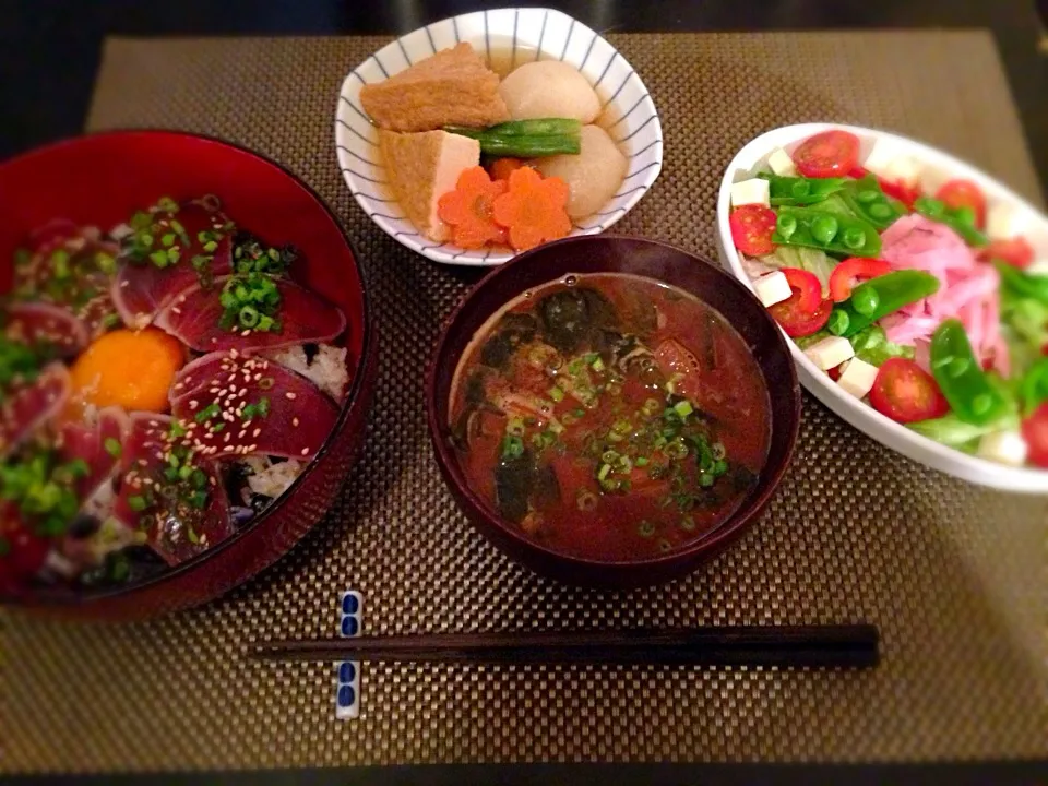 Snapdishの料理写真:鰹の漬け丼、カブと厚揚げの煮物、お麩とわかめの赤だし味噌汁、サラダ|ayumiさん