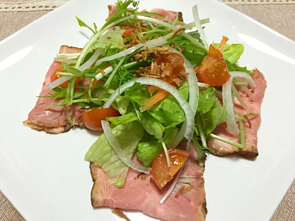 Today's dinner menu.. Pork salad with tomato .onion and mizuna...❤️|cherykamariさん