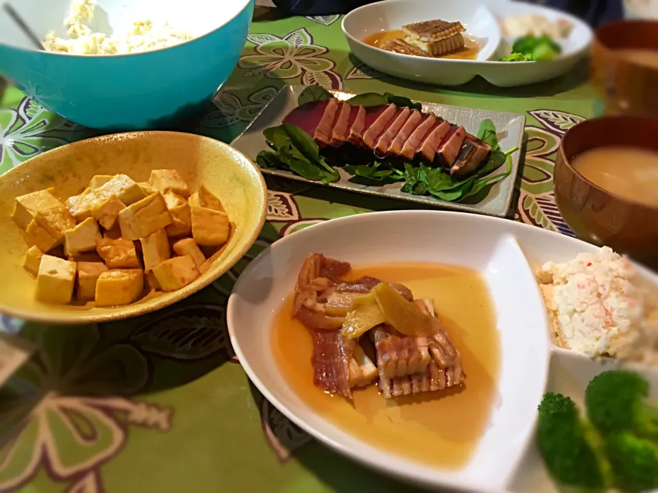 平日のばんごはん☆真かすべ煮・おからとらっきょうのサラダ・カツオのたたき・生揚げマヨ炒め・きのこ汁|zuzu☆さん