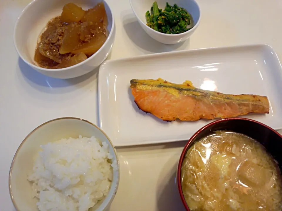 発熱しました…(T_T)体に良さげな和定食♪鮭の味噌ピー漬け☆大根の挽き肉餡☆菜の花のゴマ和え☆ほとんど食べれなかったけど(´`:)♡3/23|ちび太さん