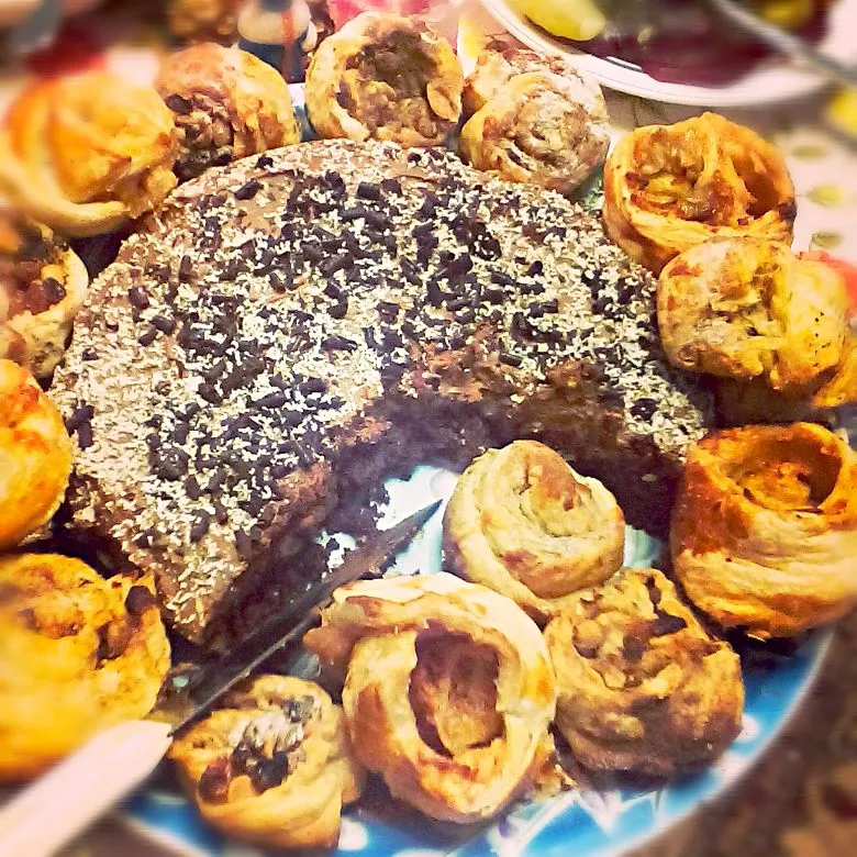 Homemade chocolate cake and apple/banana cinnamons 😊😊 #cake #chockolate #cream #biscuits #Fruits #banana #apple #cuisine|HeyNeboさん