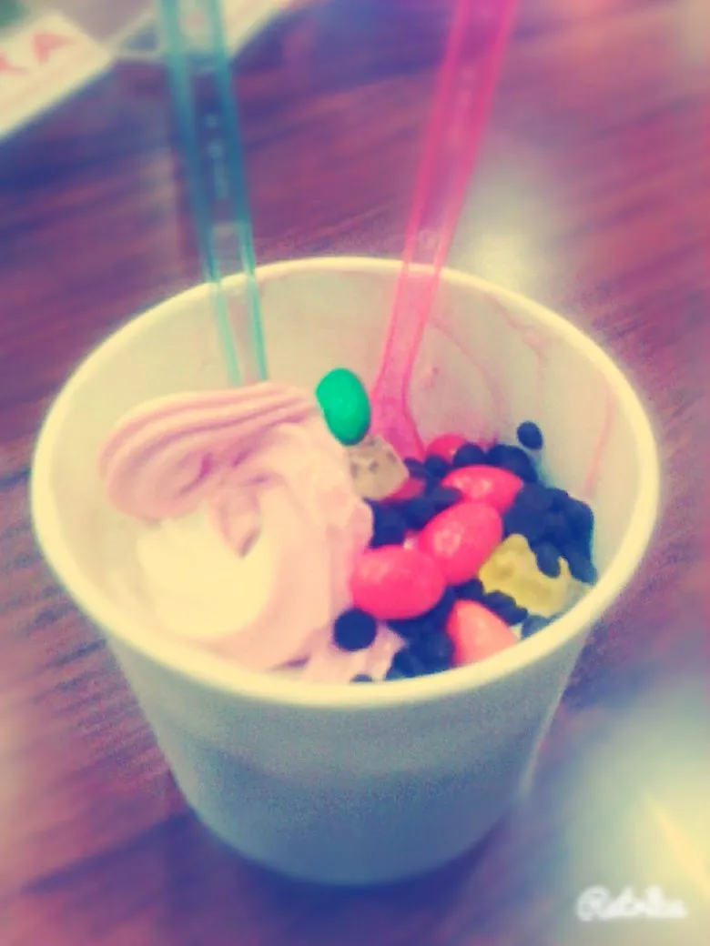 my first frozen yogurt, yammyy 🍨🍨😊😊 #yogurt #m&m's #Chocolate #marmelate #jujube|HeyNeboさん