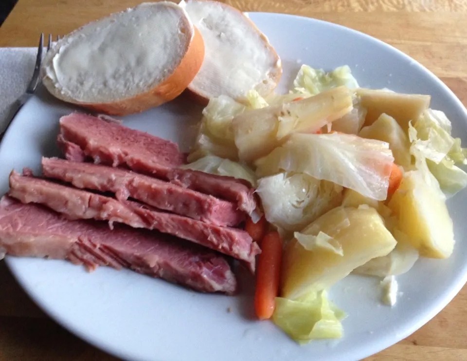 Corned beef, Yukon gold potatoes, turnips, carrots, and cabbage.  AKA traditional Irish American boiled dinner.|ernest ristiさん