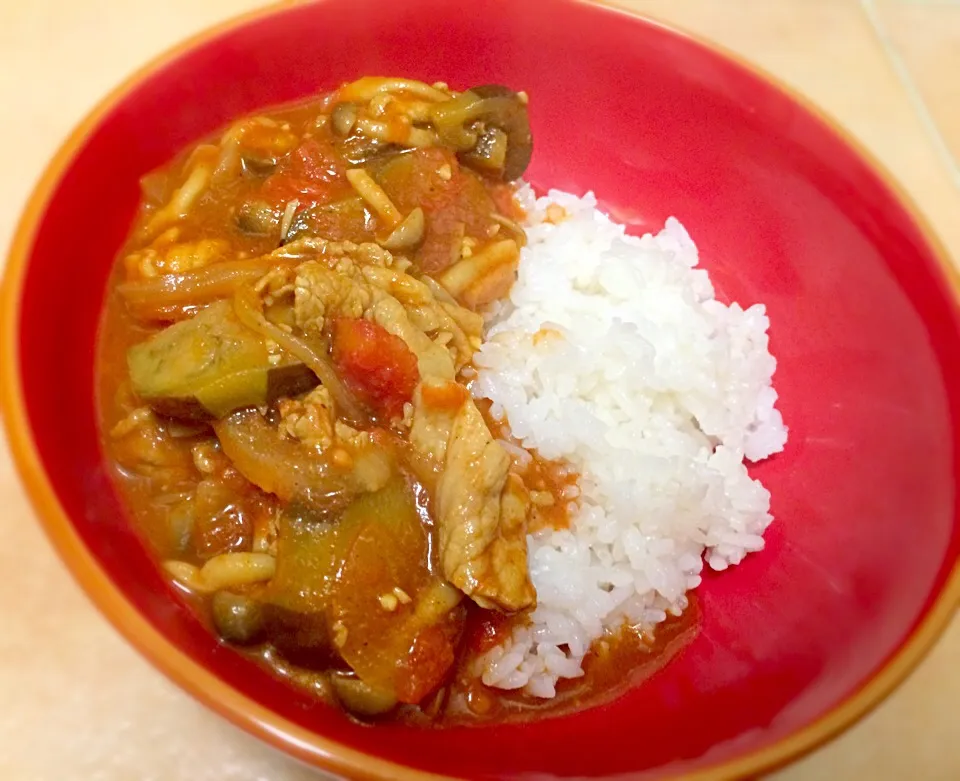 豚コマとトマト缶でカレー|こじ∀こじさん